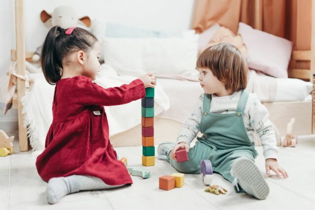 bébé apprend à partager-baby journal