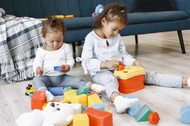 bébé apprend à partager-baby journal