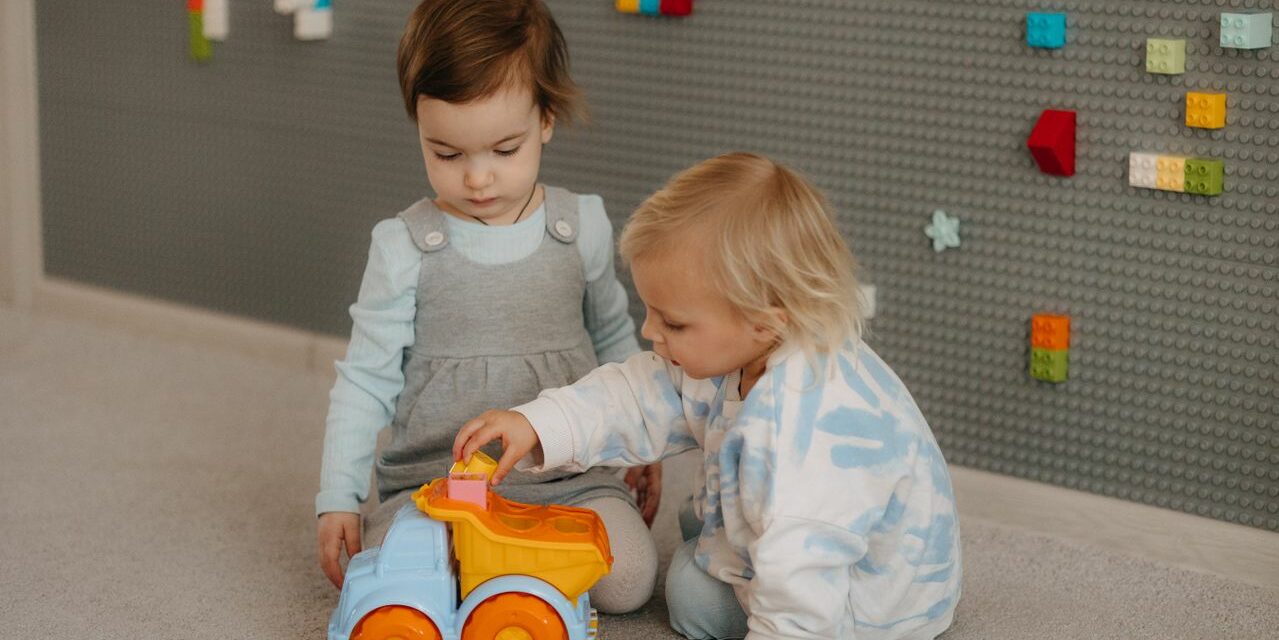 Apprendre à Partager à Bébé : Attentes Réalistes selon l&rsquo;Âge