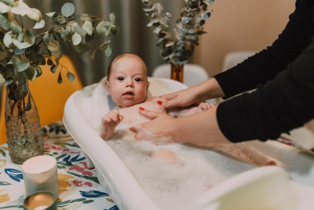 bébé eau jeux sensoriels-baby journal