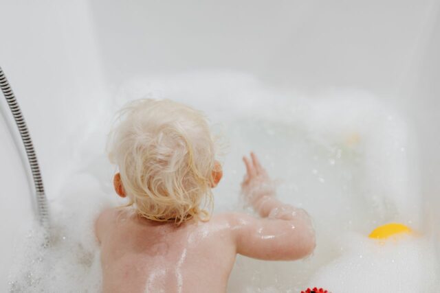 bébé eau jeux sensoriels-baby journal