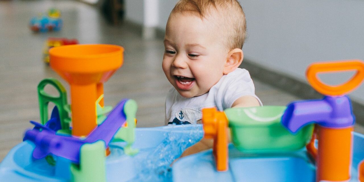 Jeux d&rsquo;Eau pour Bébé : Éveil Sensoriel et Sécurité