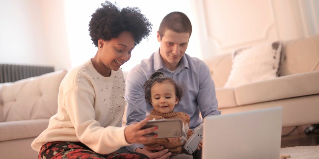 Google Photos pour Partager les Souvenirs de Bébé en Famille