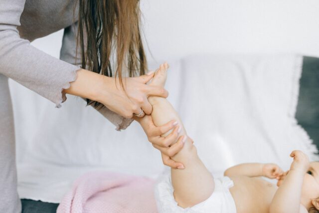 massage bébé technique bienfaits-baby journal