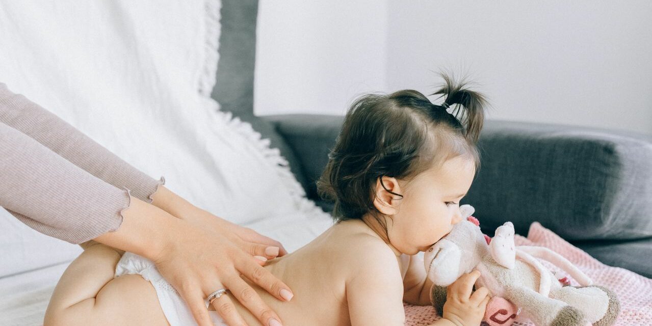 Massage de Bébé : Technique Pas à Pas et Bienfaits sur le Lien