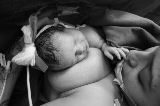 peau à peau naissance bienfaits-baby journal