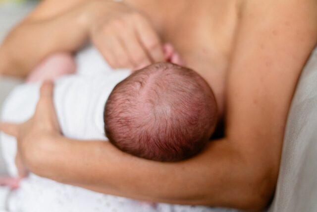 peau à peau naissance bienfaits-baby journal