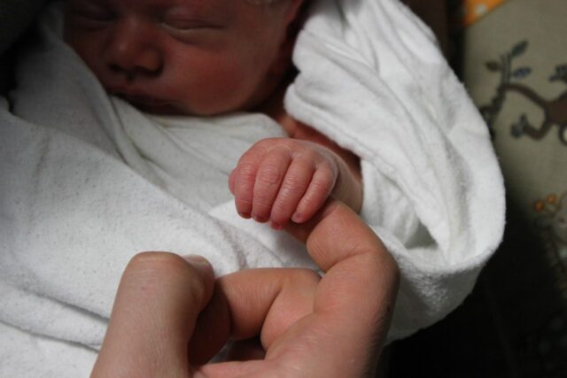 peau à peau naissance bienfaits-baby journal