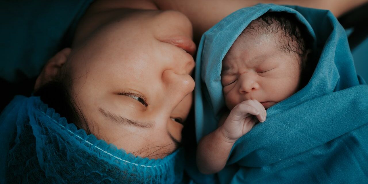 Le Peau à Peau à la Naissance : Bienfaits et Comment le Demander
