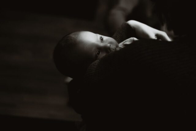 photo noir et blanc bébé éveil-baby journal