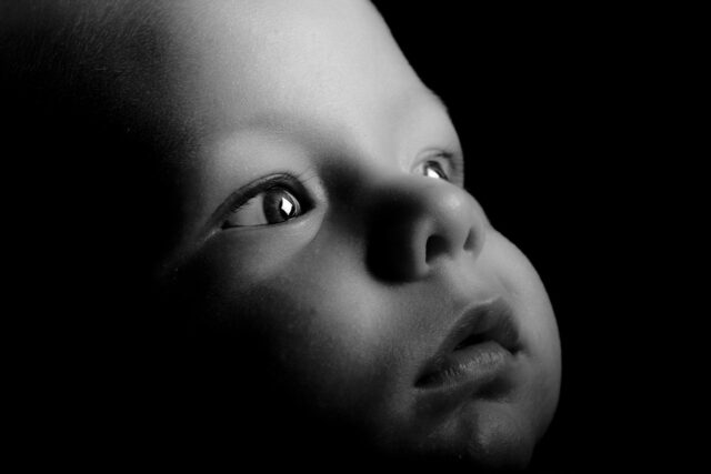 photo noir et blanc bébé éveil-baby journal