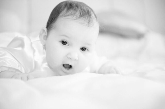 photo noir et blanc bébé éveil-baby journal