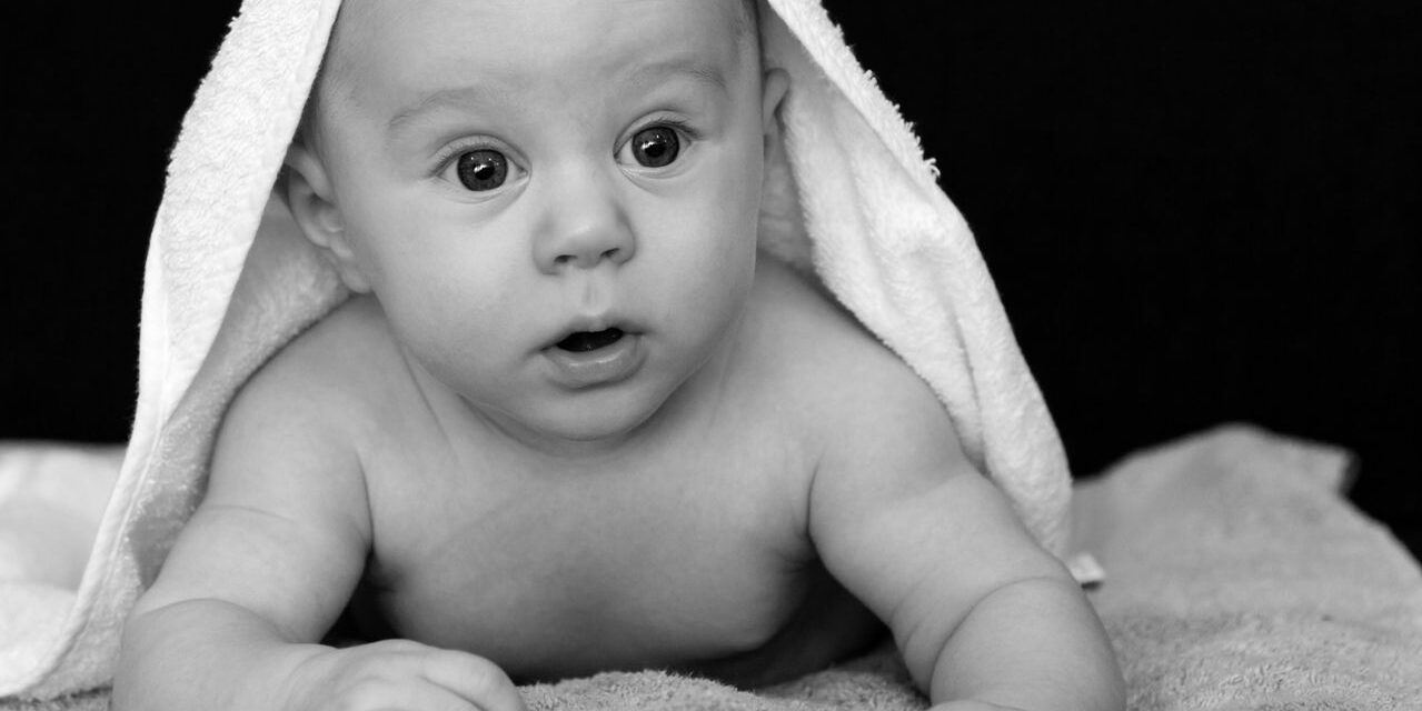 Photos en Noir et Blanc pour Bébé : Pourquoi et Comment les Utiliser