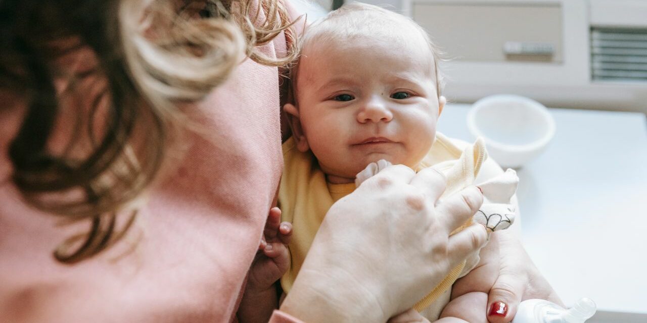 Reflux Nourrisson : Solutions Concrètes au-delà des Médicaments