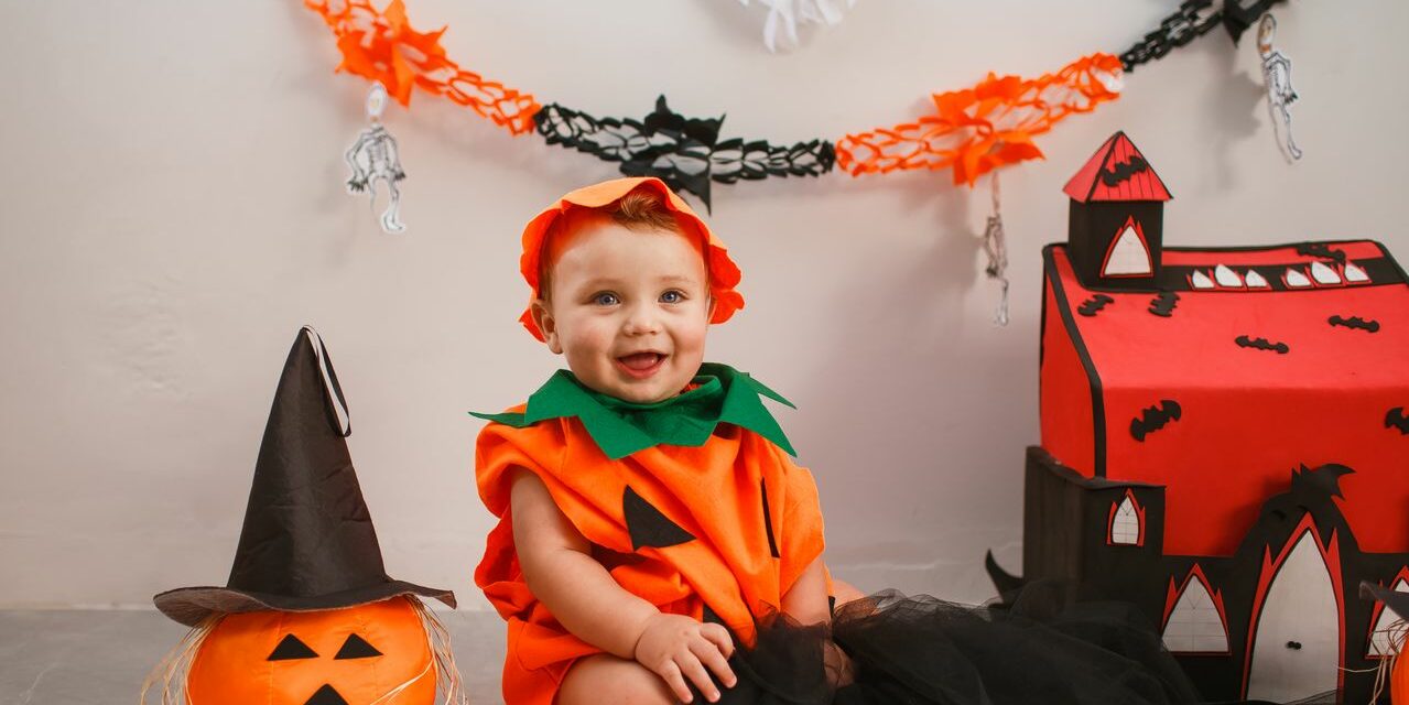 Premier Halloween de Bébé : Idées de Costumes et Façons de le Marquer