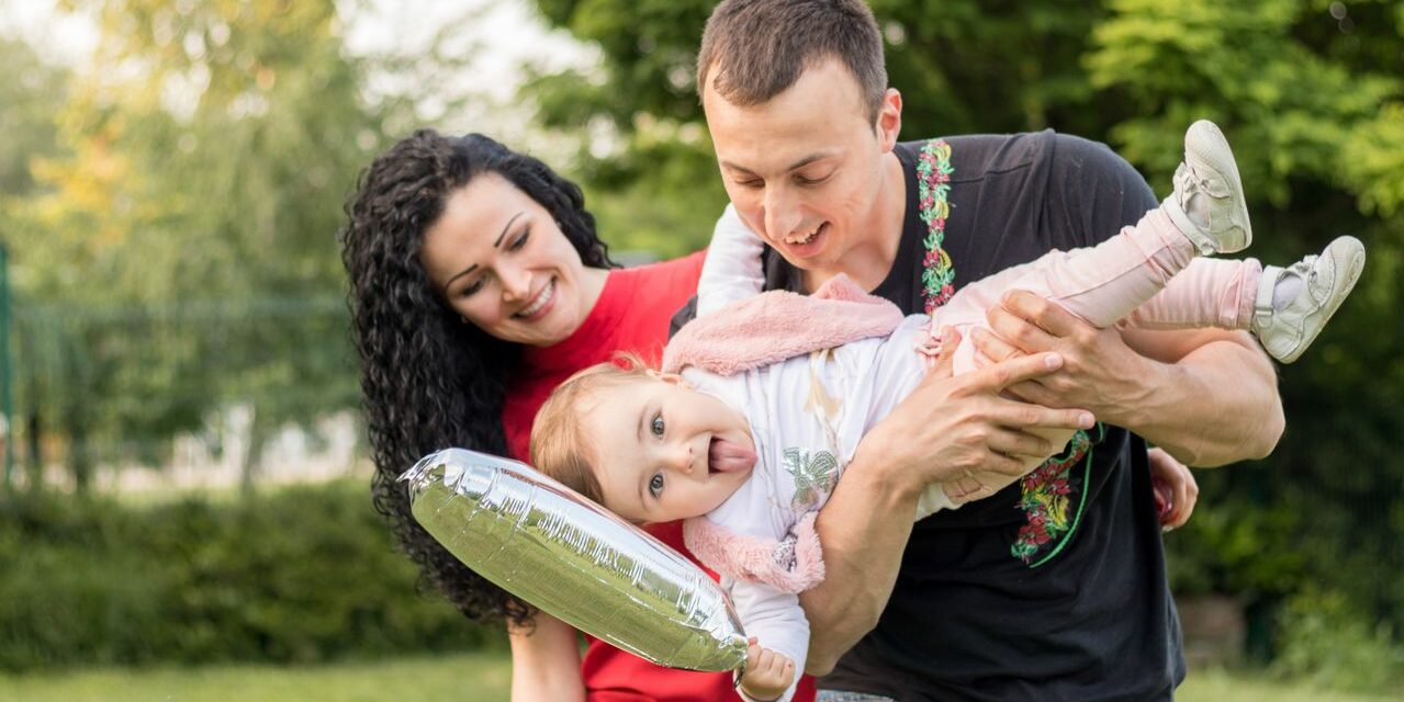 Apprendre la LSF avec Son Bébé : Bienfaits et Premiers Signes à Connaître