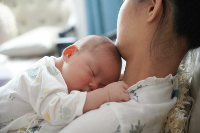 bébé câlin attachement sécure-baby journal