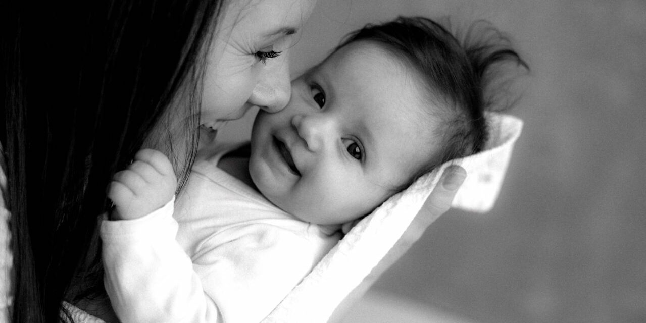 Câlins et Attachement Sécure : Comment les Premiers Gestes Construisent l&rsquo;Enfant