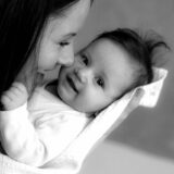 bébé câlin attachement sécure-baby journal