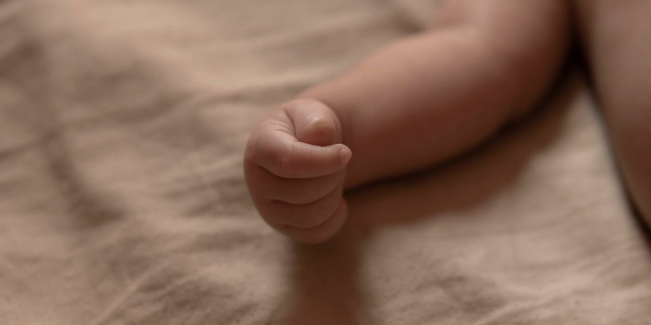 Bébé Né à l&rsquo;Étranger : Nationalité, Droits et Démarches Consulaires