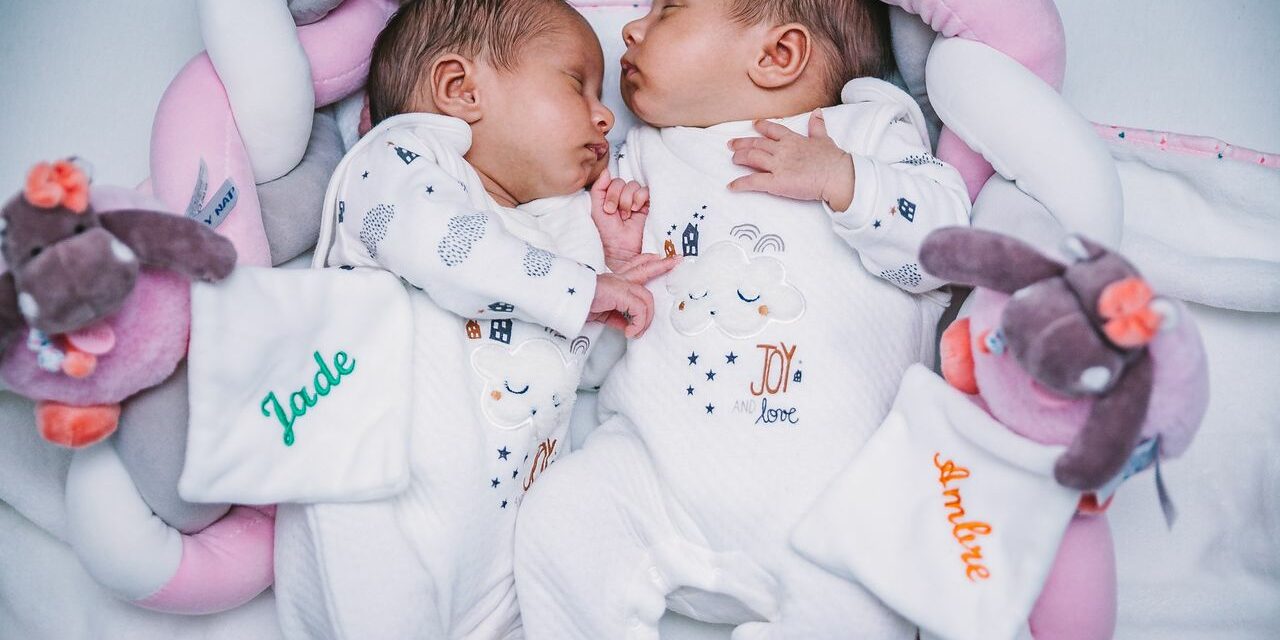 Allaiter des Jumeaux : Est-ce Possible et Comment Organiser les Tétées