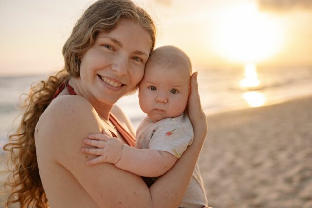 bébé plage soleil mer sécurité-Baby journal