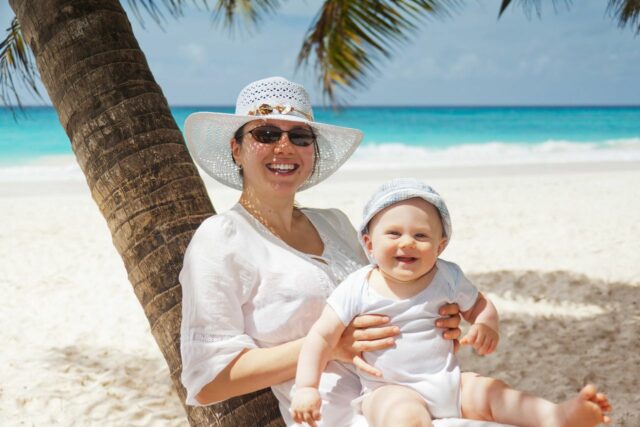 bébé plage soleil mer sécurité-Baby journal