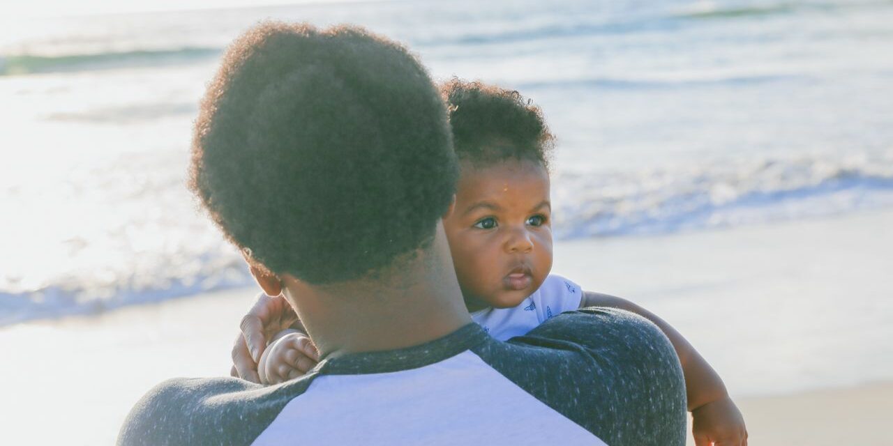 Bébé à la Plage : Tout ce qu’il Faut Prévoir pour une Sortie Sereine