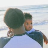 bébé plage soleil mer sécurité-Baby journal