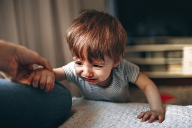 bébé pleure creche adaptation-baby journal