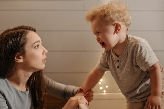 bébé pleure creche adaptation-baby journal