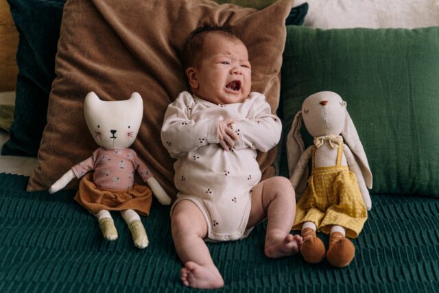 bébé pleure creche adaptation-baby journal