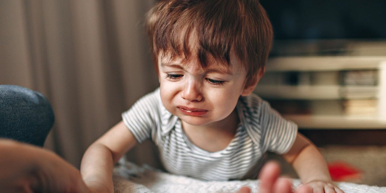 Bébé qui Pleure à la Crèche : Comprendre l&rsquo;Adaptation et Rassurer