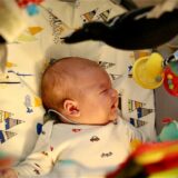 bébé pleure creche adaptation-baby journal