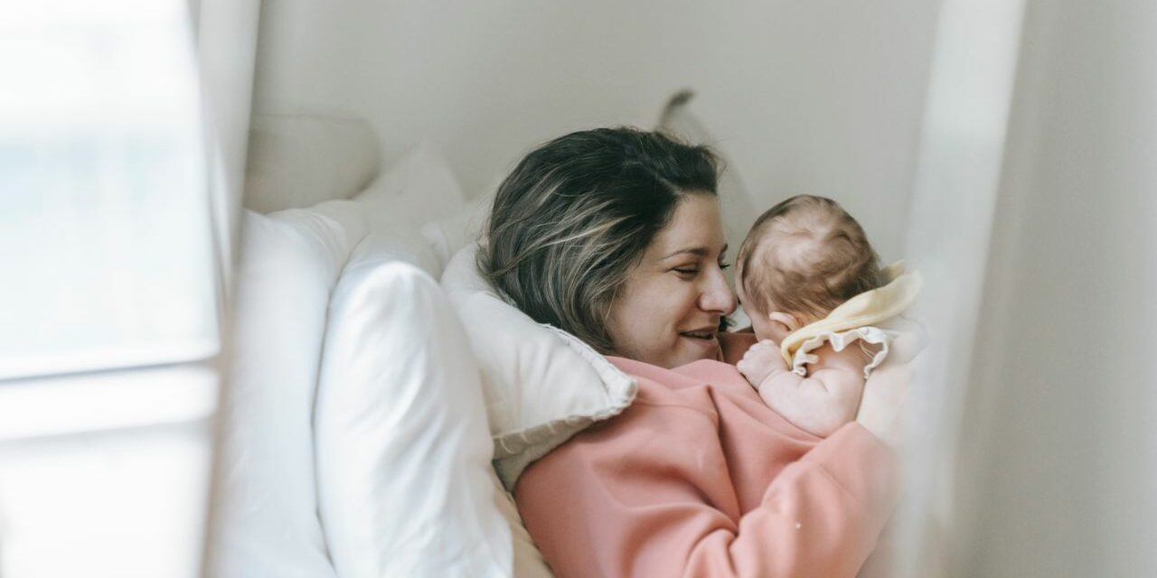 Congé Maternité en Tant que Maman Solo : Droits et Démarches