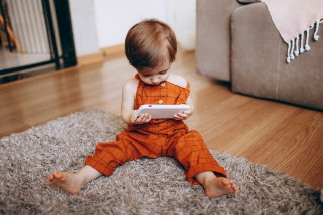 contenu éducatif écran bébé-Baby journal