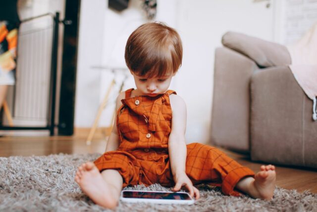 contenu éducatif écran bébé-Baby journal
