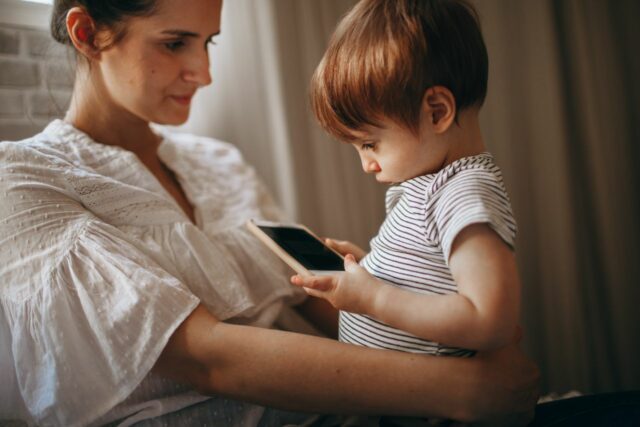contenu éducatif écran bébé-Baby journal