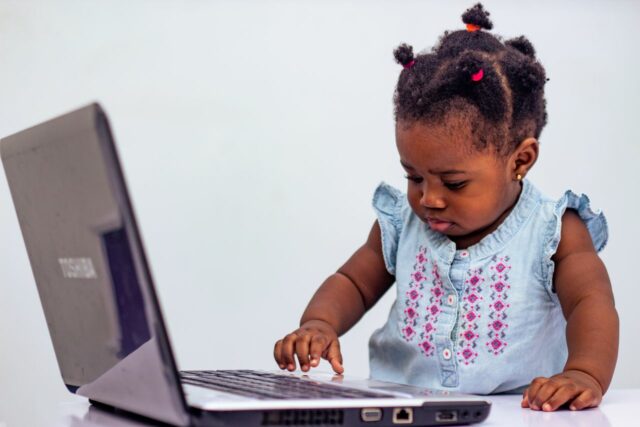 écran télévision bébé moins 3 ans-Baby journal