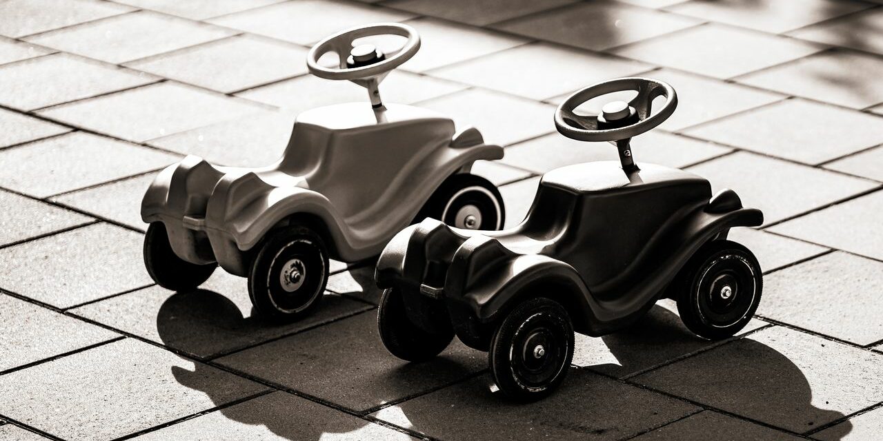 Minimalisme et Jouets : Pourquoi Moins de Jouets Stimule Davantage Bébé