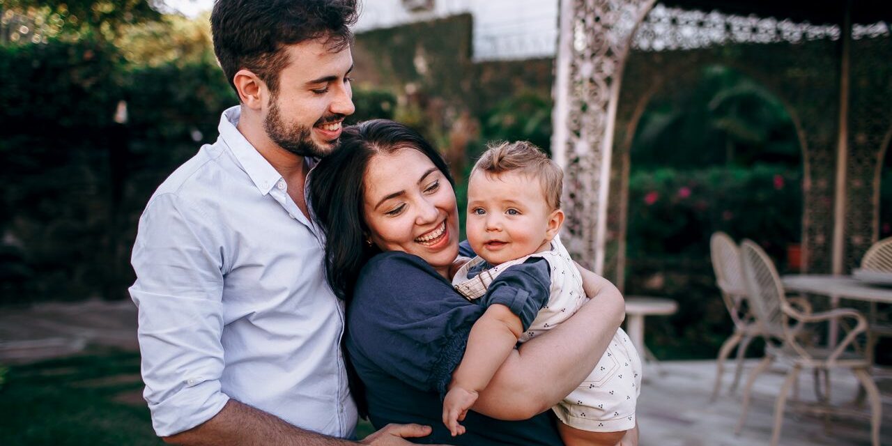 Parentalité Positive : Ce qu&rsquo;elle Est Vraiment et Ce qu&rsquo;on Lui Reproche