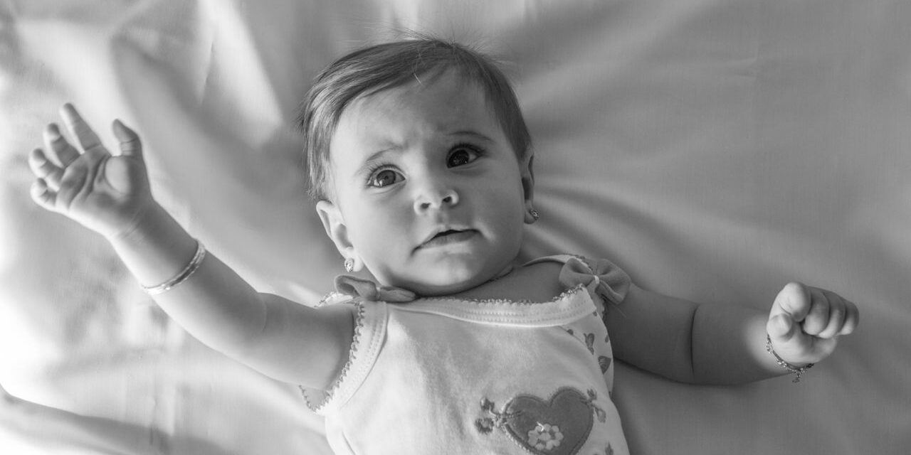 Photos Noir et Blanc pour Bébé : Pourquoi Elles Stimulent la Vision