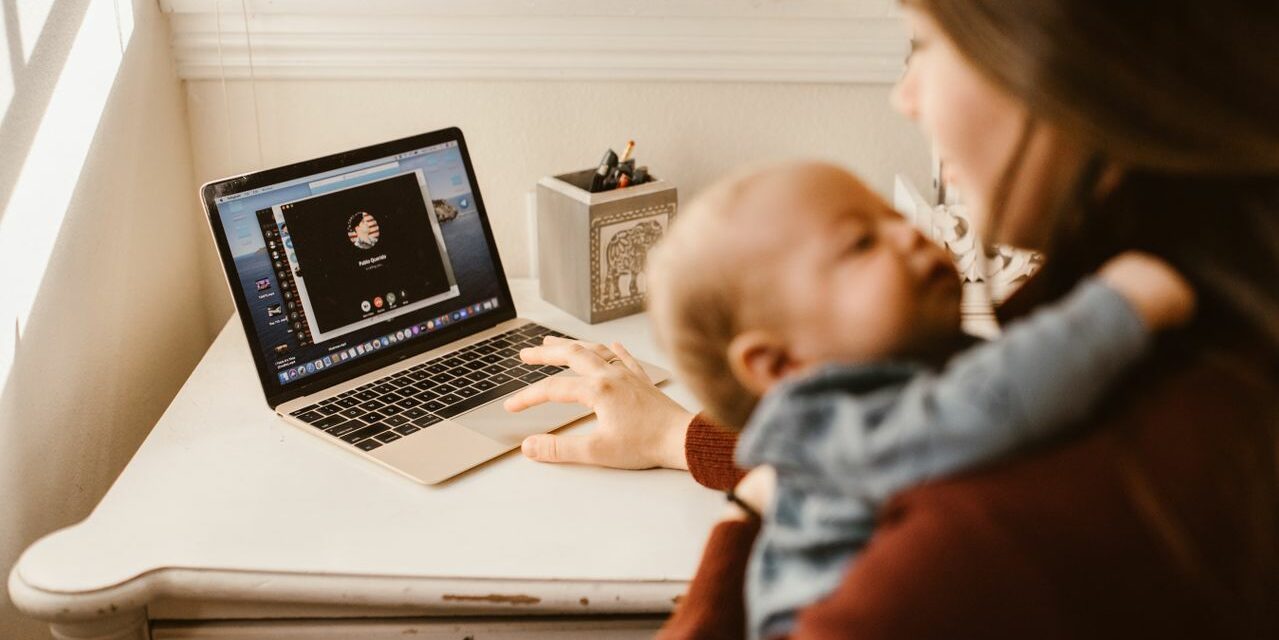 Télétravailler avec un Bébé à la Maison : Ce qui Fonctionne Vraiment