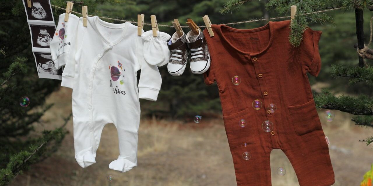 Patchwork de Vêtements de Bébé : Créer une Couverture Souvenir