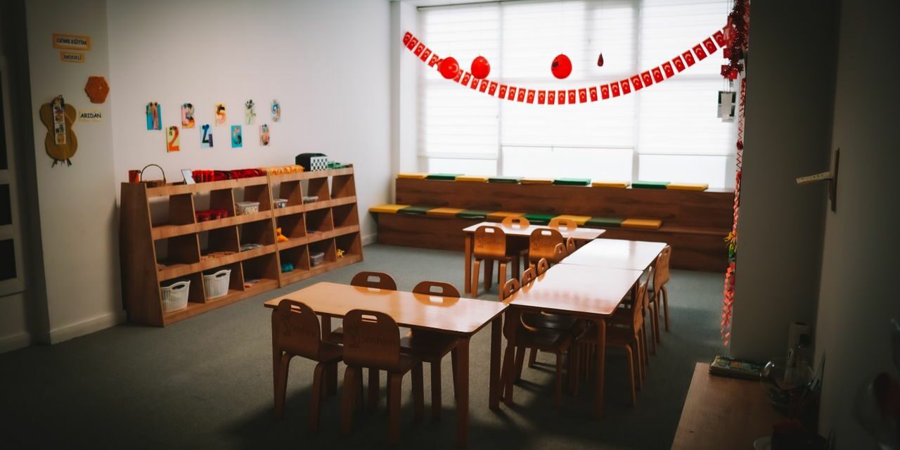 École Maternelle et Pleurs : Comprendre la Phase d’Adaptation et la Durée Réelle