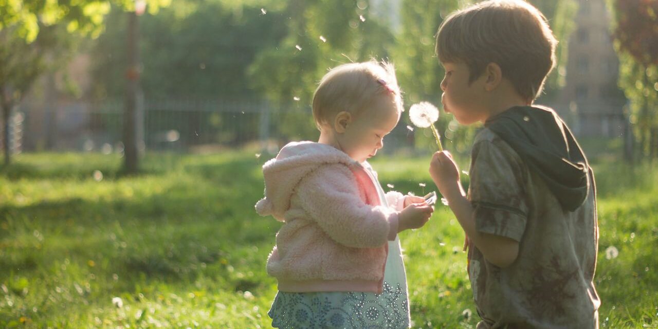 Bébé qui Grandit avec un Frère ou une Sœur Autiste : Comprendre et Accompagner