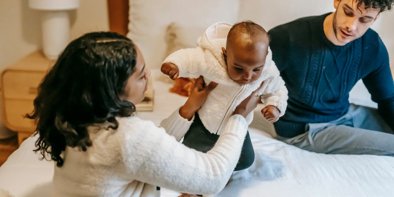 Bébé aux Origines Mixtes : Comment Transmettre les Deux Cultures
