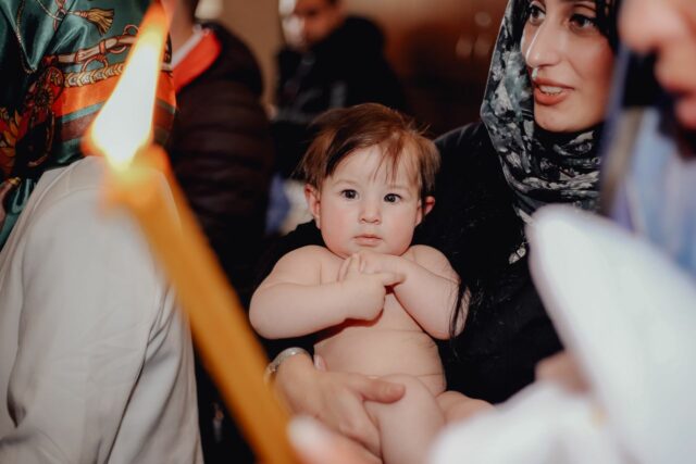 présenter bébé famille traditions monde-Baby journal