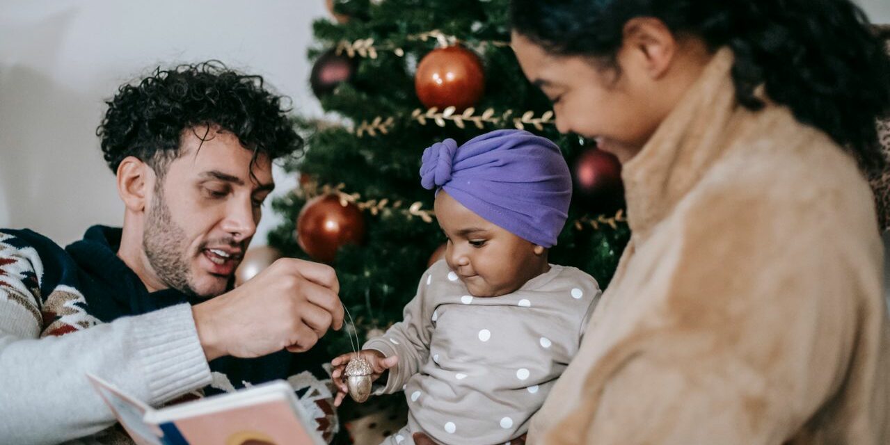 Présenter Bébé à la Famille : Rituels et Traditions du Monde Entier
