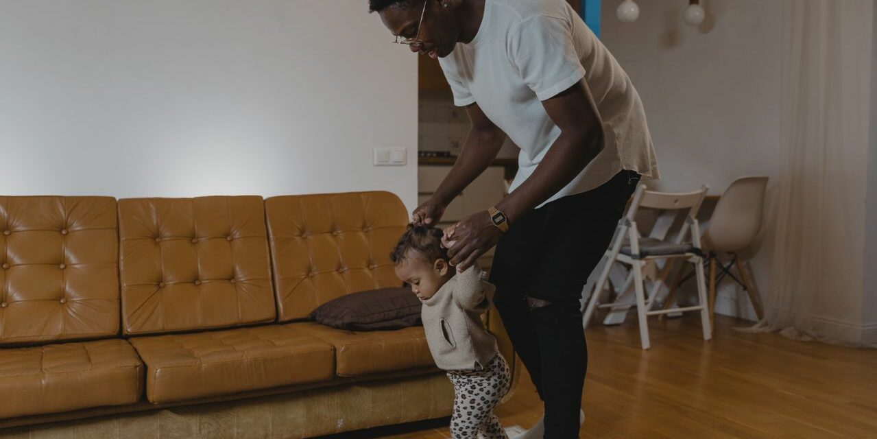 Père et Fille : Comment Ce Lien Particulier Se Construit dès la Naissance